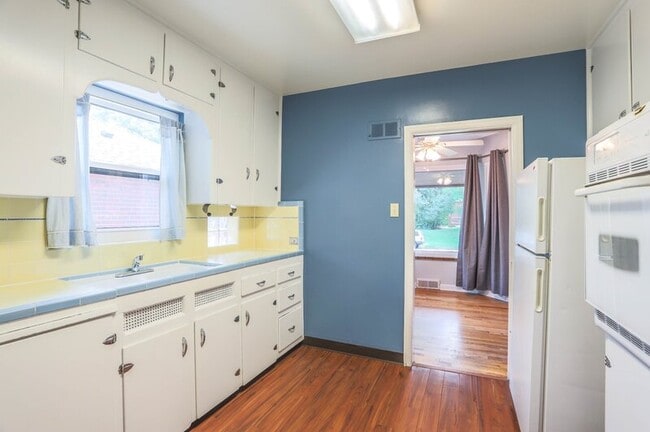 Building Photo - 1254 Dahlia St