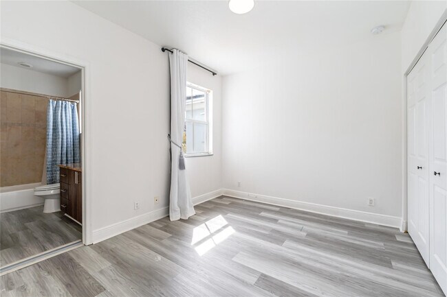 Building Photo - 422 NE 1st Ave