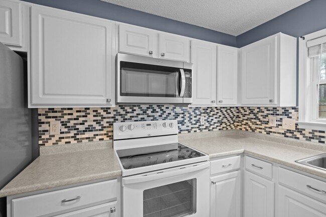 Building Photo - 202 Fairmount Way