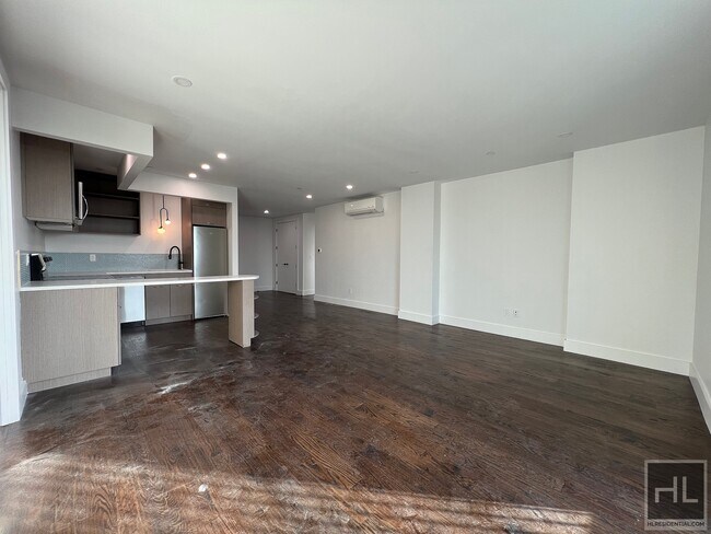 Building Photo - NEW YORK AVENUE