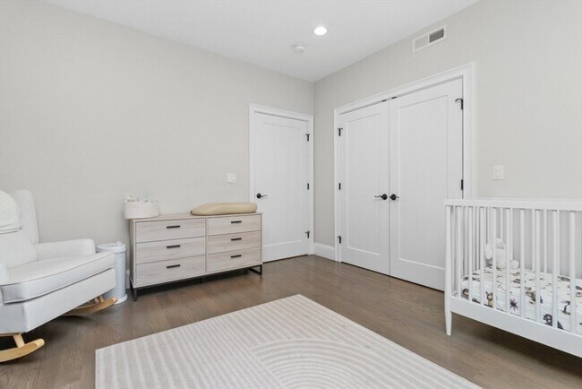 Building Photo - 2 Elm St