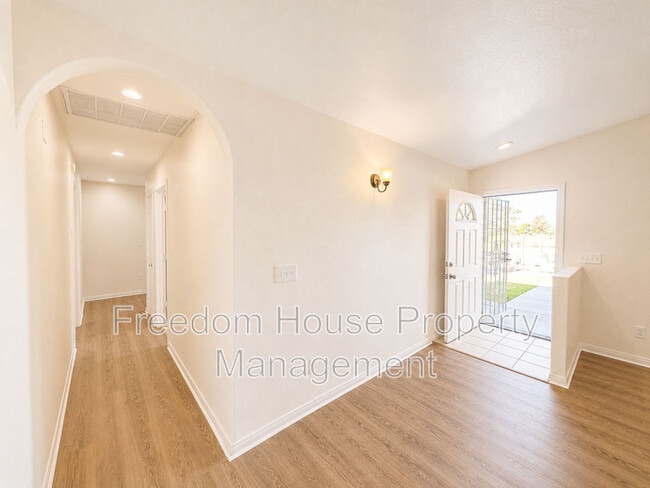 Building Photo - 3066 E Mount Charleston Dr