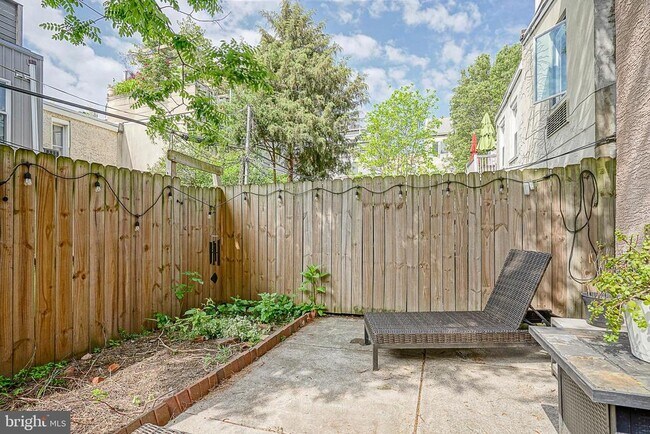 Building Photo - 1926 Bainbridge St