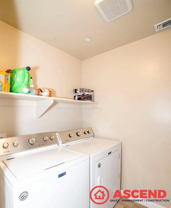 Building Photo - Modern 3 Bed / 2 Bath Home in Bakersfield – Garage + Full Appliance Package