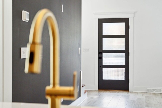 Building Photo - Tastefully Renovated Downtown Charleston Home