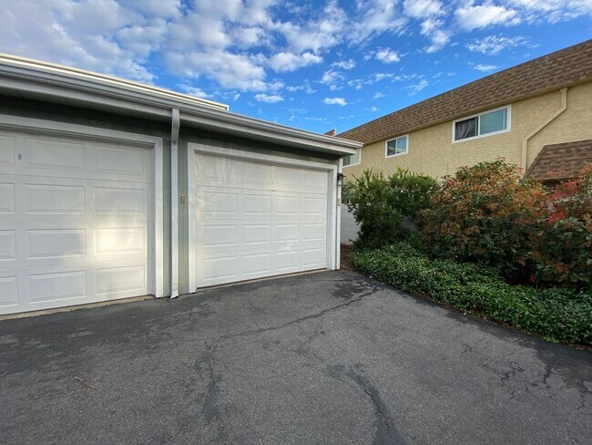 Building Photo - Stunning 3-bedroom, 2-bathroom coastal condo with Modern Custom Upgrades!