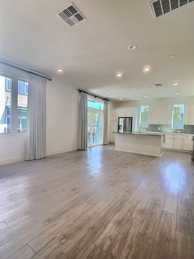 Building Photo - Bright 2 Bedroom Townhome in Downtown San Jose