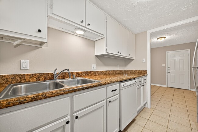 Building Photo - 9022 Wilcrest Dr