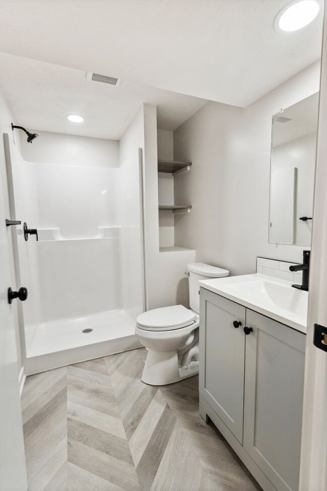 Building Photo - Fully Remodeled South Lincoln 4 Bedroom