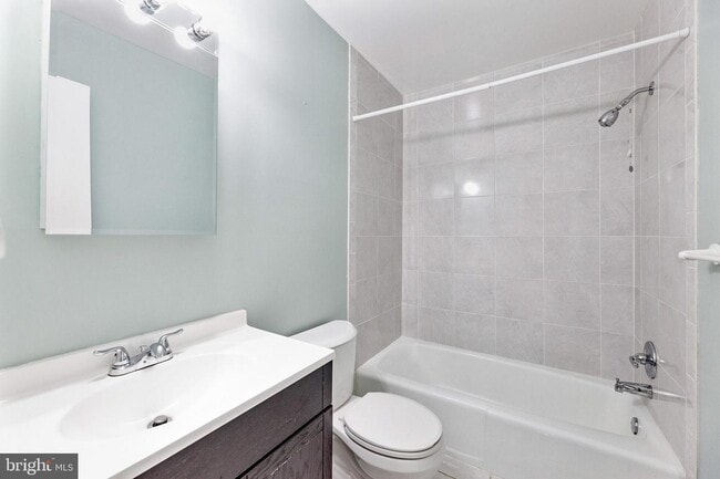 Building Photo - 18 Chantilly Ct