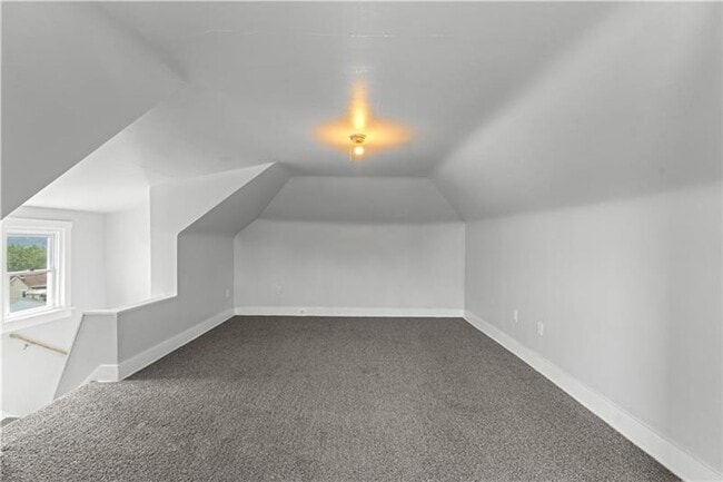 Building Photo - Spacious 4 Bedroom, 1 Bath Home in Crafton...