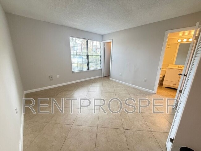 Building Photo - 6075 Village Cir S