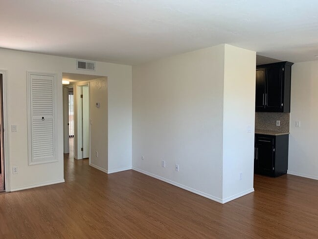 Building Photo - DOUBLE Car Garage! Balcony! Walkable to Restaurants!