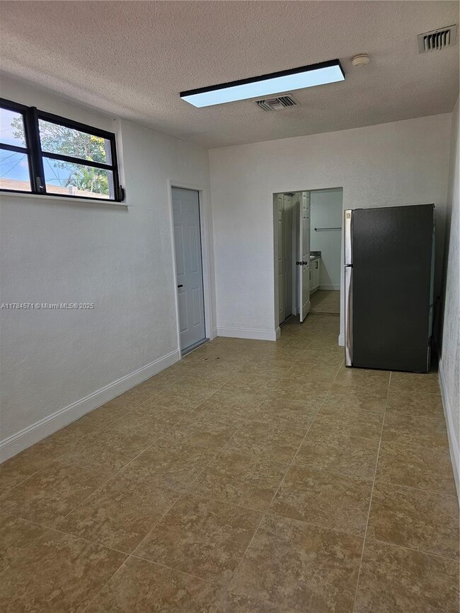 Building Photo - 2631 Gulfstream Dr