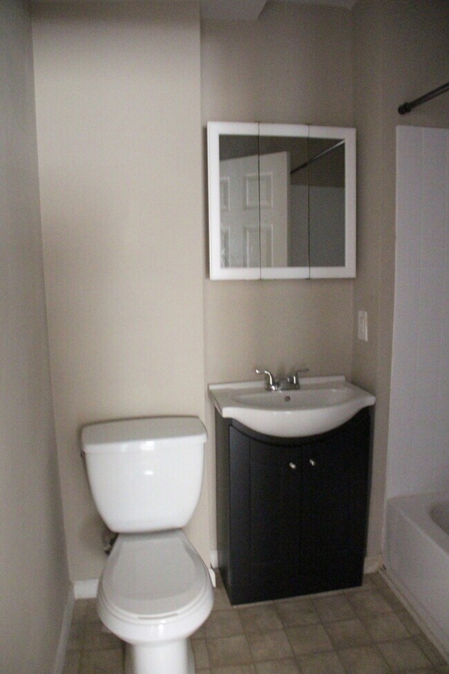 Building Photo - 2 Bedroom / 2 Bath Apartment with w/d hookups in East Nashville!