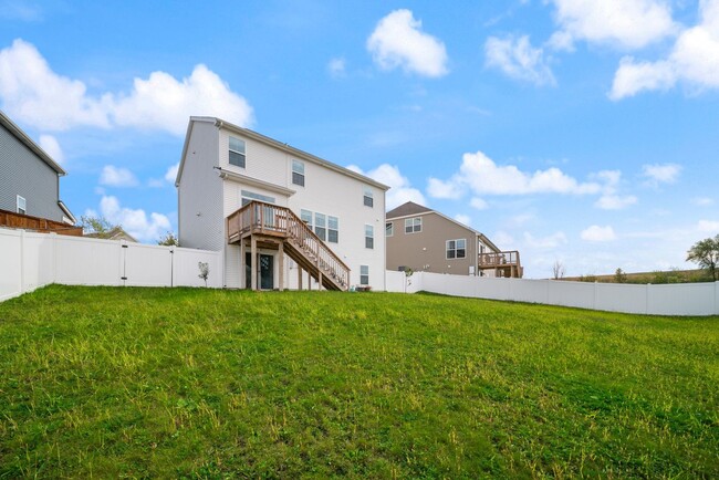 Building Photo - 356 S Pointe Ave