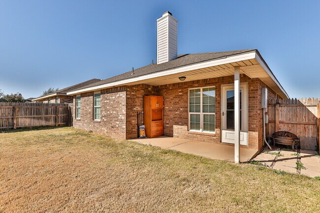 Building Photo - Relax on this front porch!