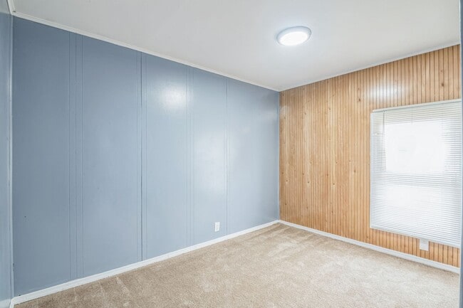 Building Photo - Updated 2 bedroom 2 bath Home in Laurel La...