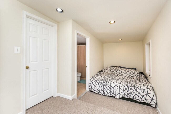 Building Photo - Stylish End-of-Group 2 bd 2.5bth Home in P...