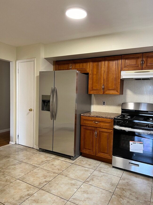 Kitchen - 14 Village Plz