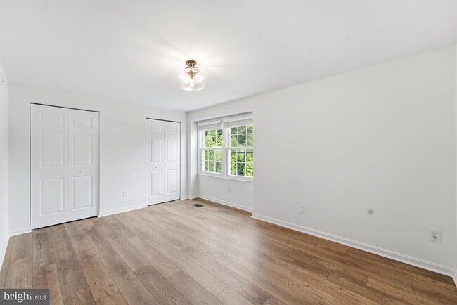 Building Photo - 5603 Independence Cir