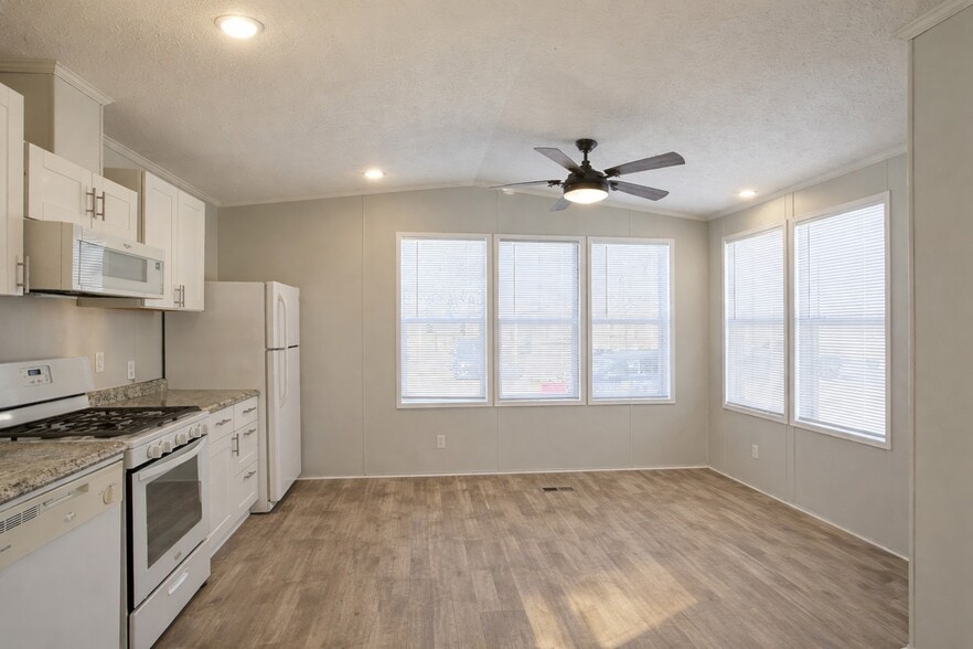 Building Photo - 52150 Lexington Ln