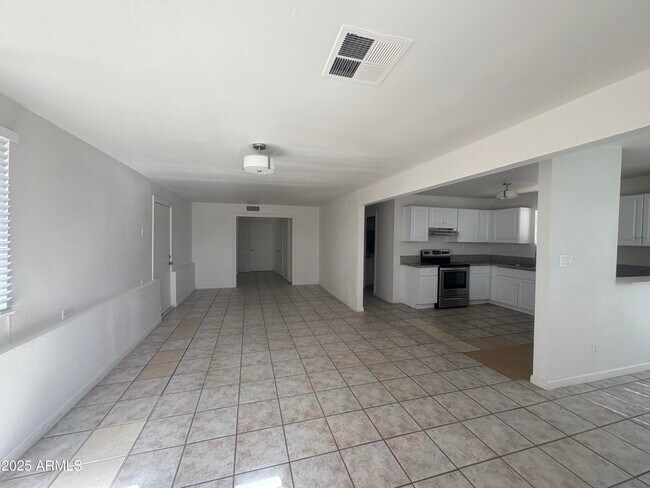 Building Photo - 2642 E Kings Ave