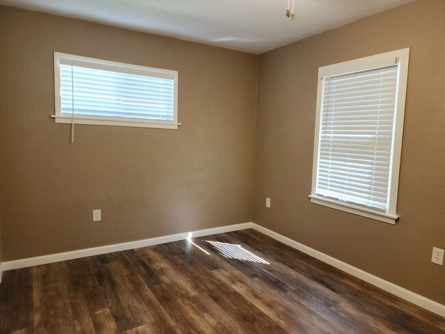 Building Photo - Move in Ready in 77619! Make this 4 Bedroo...