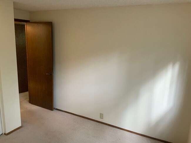 Building Photo - 422 Brookside Dr