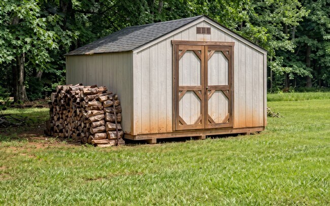 Building Photo - 4641 Hickory Grove Rd