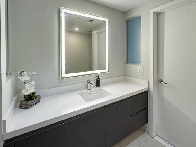 Building Photo - 851 NE 1st Ave