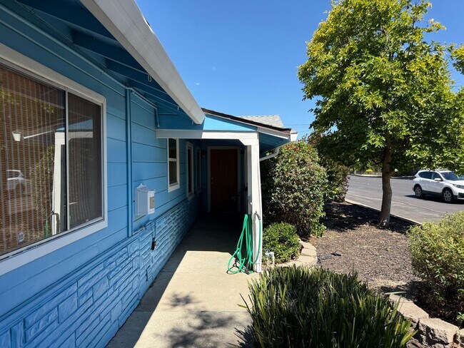 Building Photo - Pleasant Living in Pleasant Hill