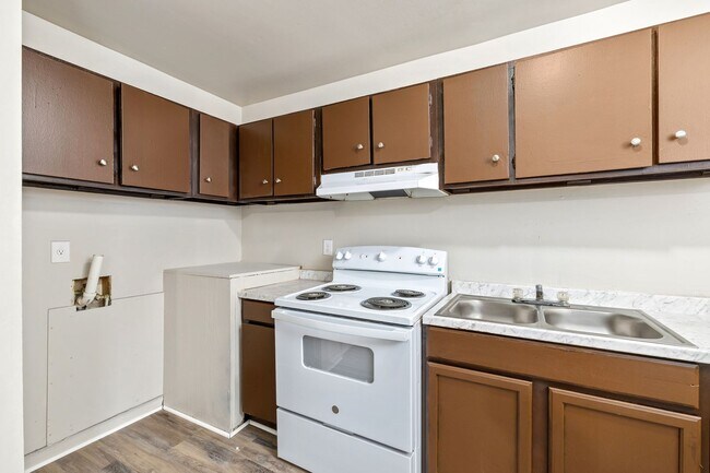 Building Photo - Renovated 3 Bedroom Unit!