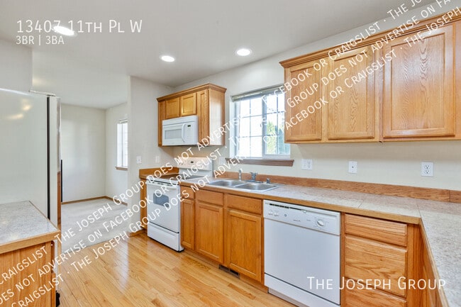 Building Photo - 13407 11th Pl W