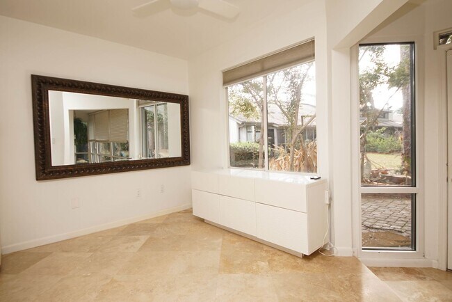 Building Photo - Bluewater Bay Townhome - 6 month lease Only