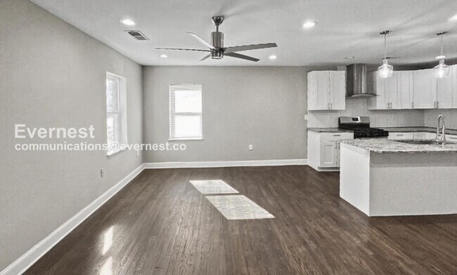 Building Photo - 3 Bed/2 Bath Home with In-Unit Laundry / Vouchers Accepted / Available Now!