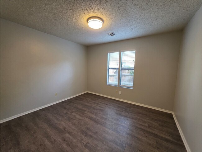 Building Photo - 1008 N Turtle Creek Dr