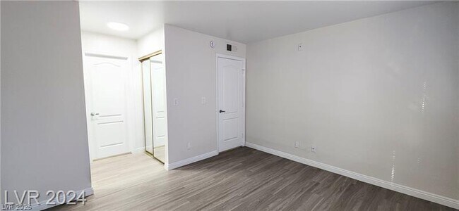 Building Photo - 2121 Blue Breeze Dr