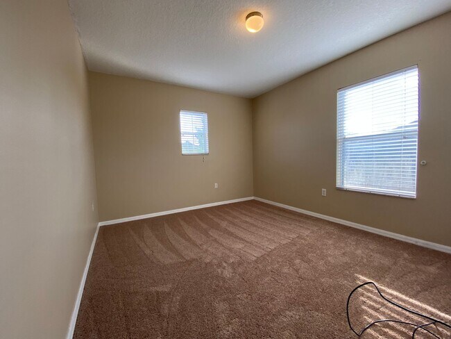 Building Photo - Oversized 3 BD / 2.5 BA with Loft