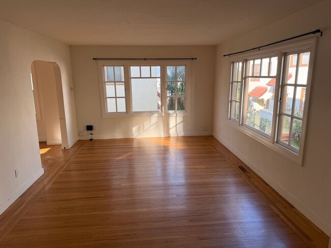 Building Photo - Beautiful Spanish townhouse with parking and in unit laundry!
