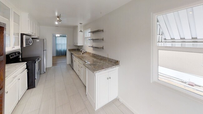 Building Photo - 6118 Pembroke Dr