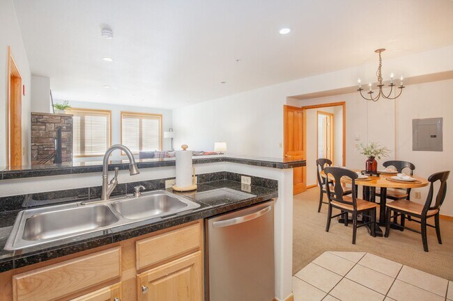 Building Photo - Evolve Real Estate: 3-6 Mos Lease Only Large Fully Furnished Condo Walking Distance to Keystone V...