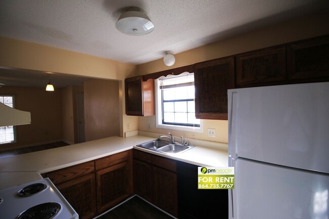 Building Photo - Convenient location