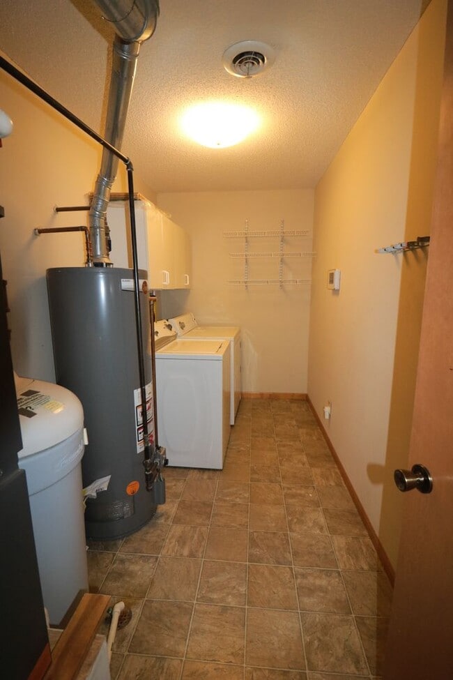 Building Photo - Beautiful 3 bedroom home just minutes from Manhattan and Fort Riley!