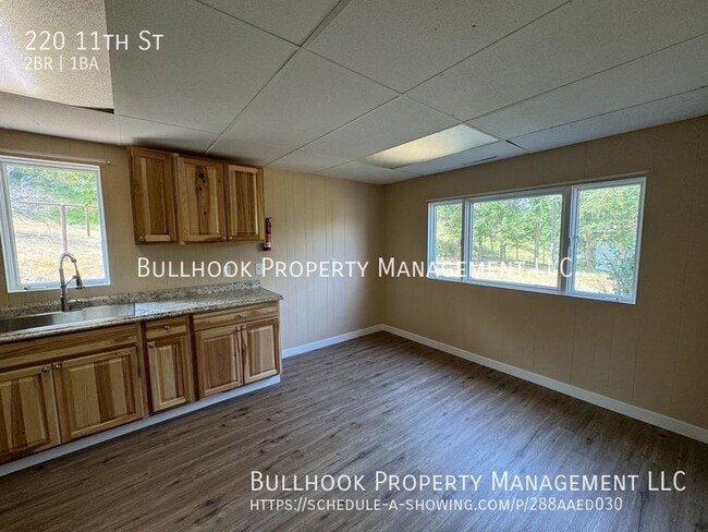 Building Photo - 220 11th St