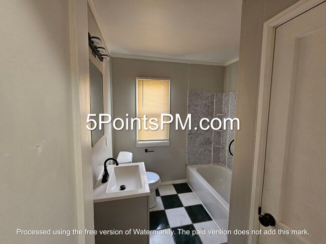 Building Photo - 4332 E 143rd St