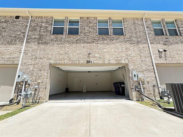 Building Photo - 925 Utica Dr