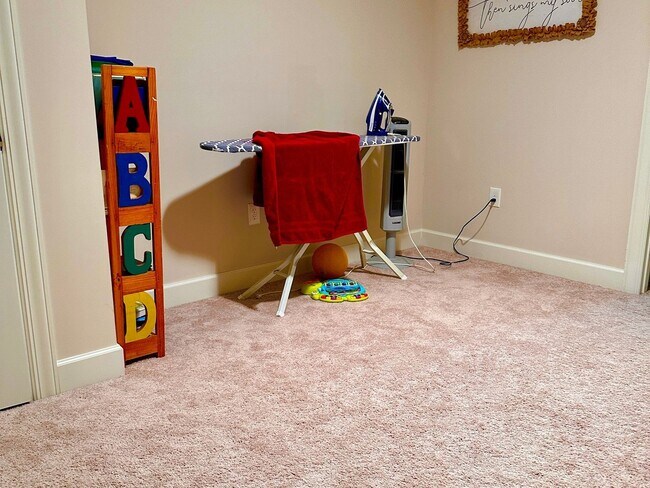 Building Photo - 3 Bedroom semi furnished Duplex type House in Imperial