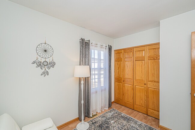 Building Photo - 1305 Kingsbury Dr