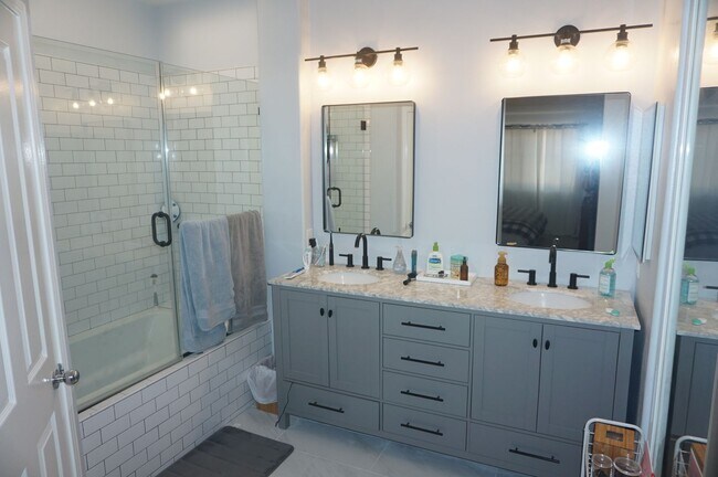 Building Photo - Stunning 2 Bed 2 Bath Tustin Condo with So...